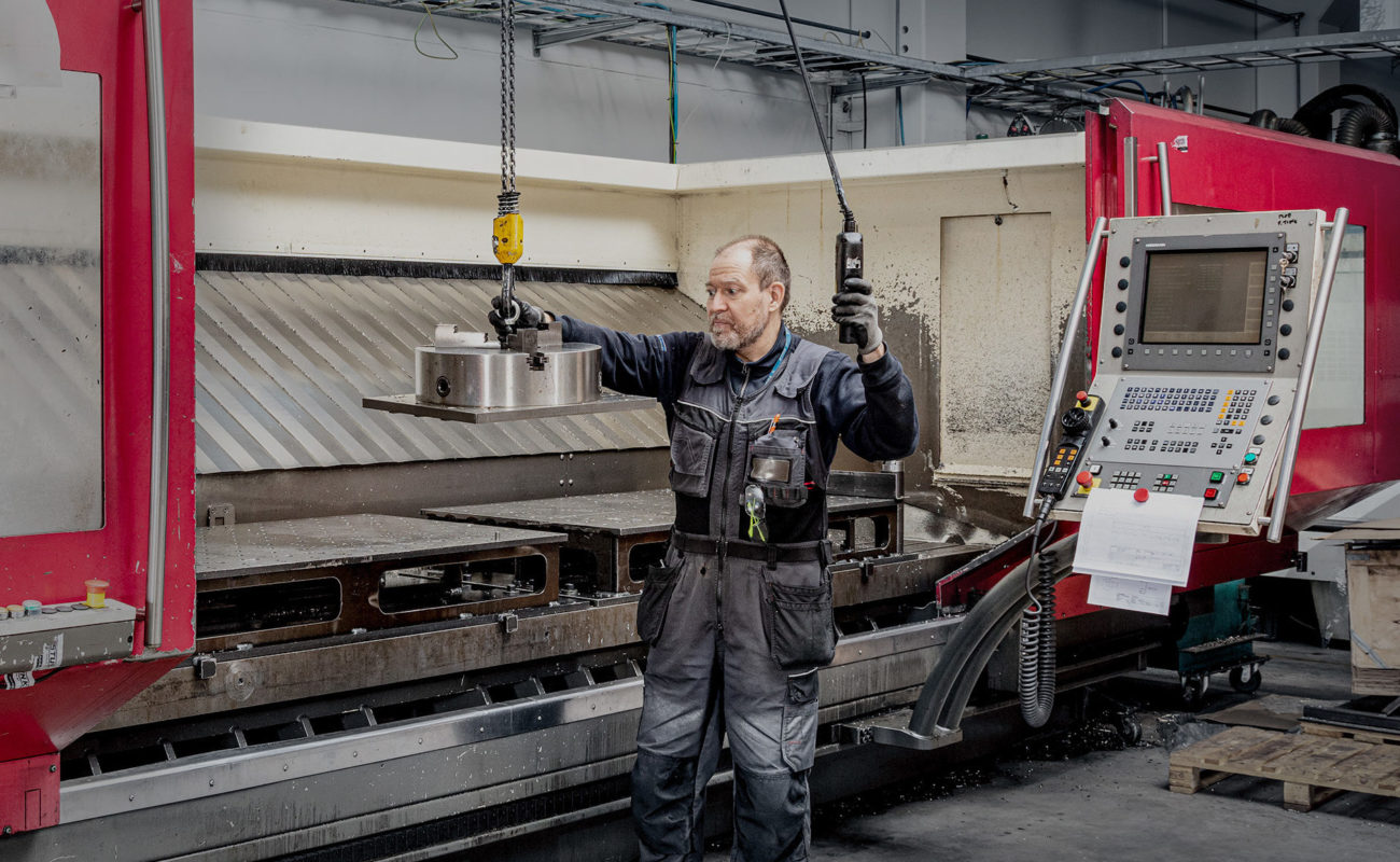 Employee of Suomen Biathlon and Myllyn Koneistus at his work